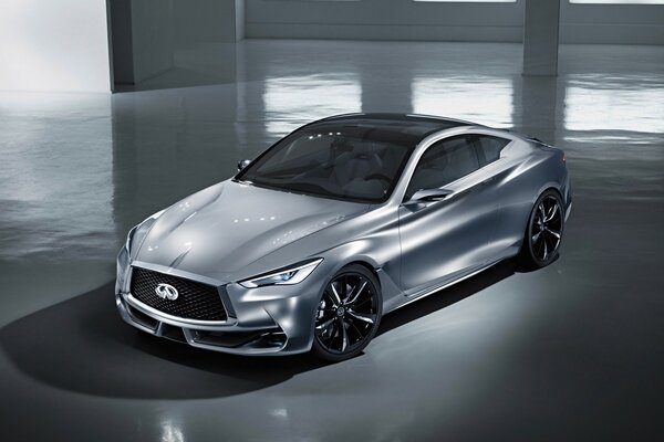 Infiniti argento con tetto trasparente