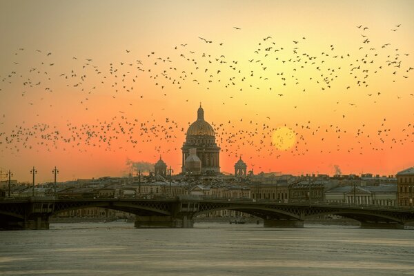 Die Architektur Russlands. Stadt bei Sonnenuntergang