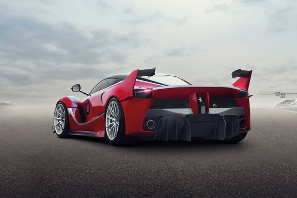 Coche de carreras con pintura roja