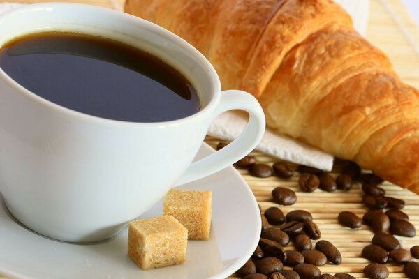 Kaffee mit Croissant zum Frühstück im Morgengrauen