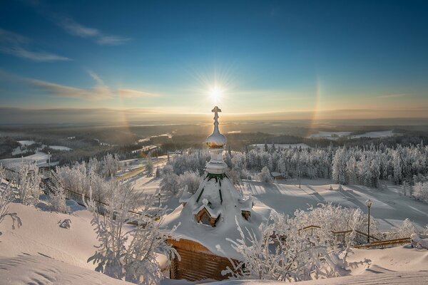 Weißer schneebedeckter Tempel im Winter