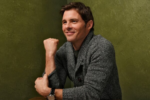 El sonriente James Marsden con una bonita chaqueta