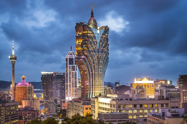 Grattacielo futuristico di una grande città sullo sfondo del cielo serale