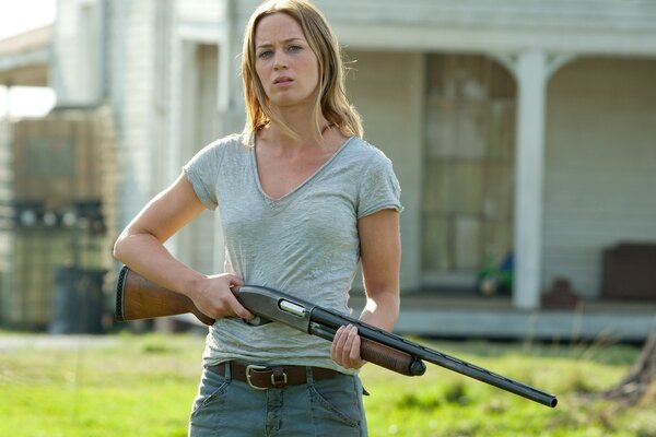 Emily Blunt com uma arma