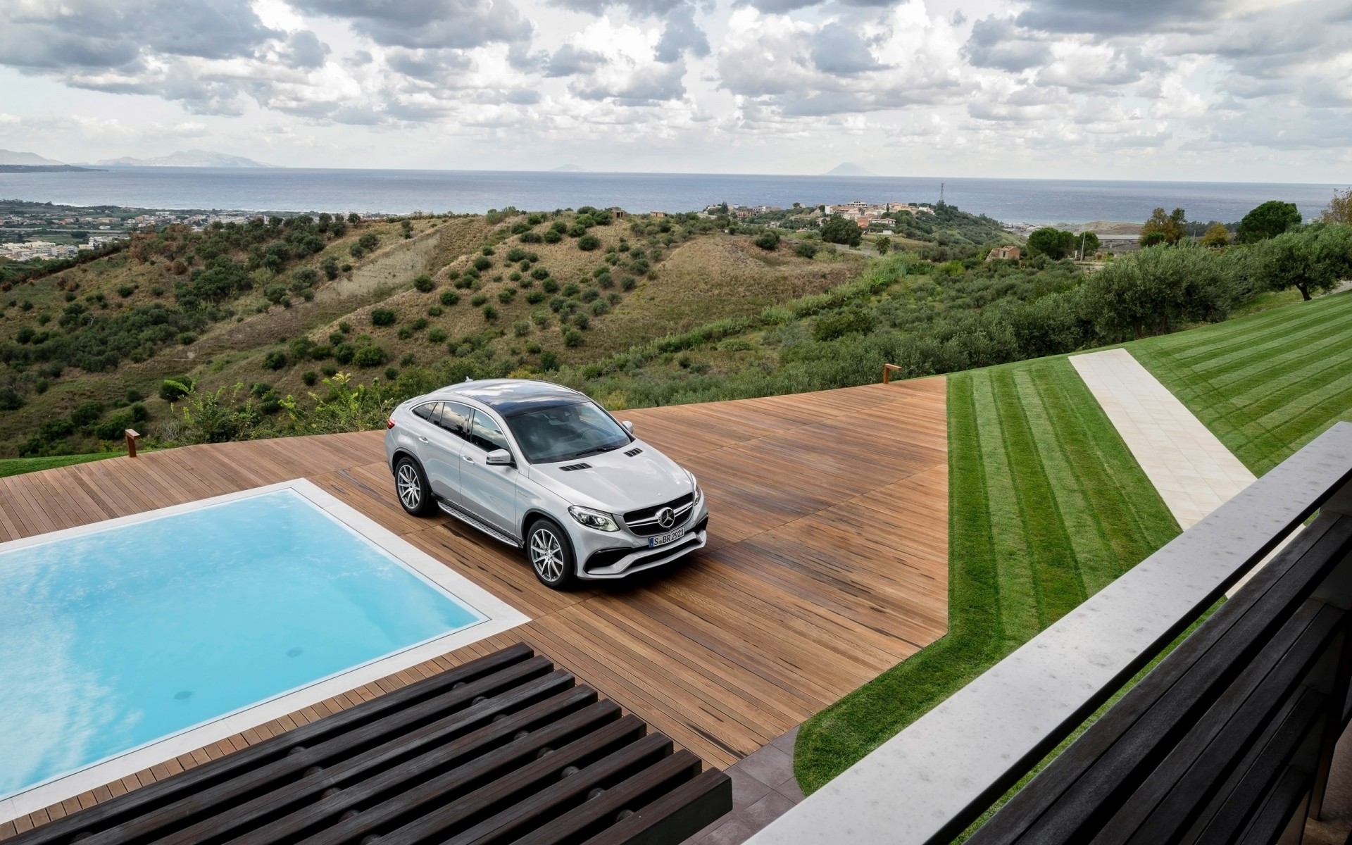 mercedes-benz voyage paysage ciel à l extérieur nature lumière du jour vacances route eau été herbe voiture mercedes gle