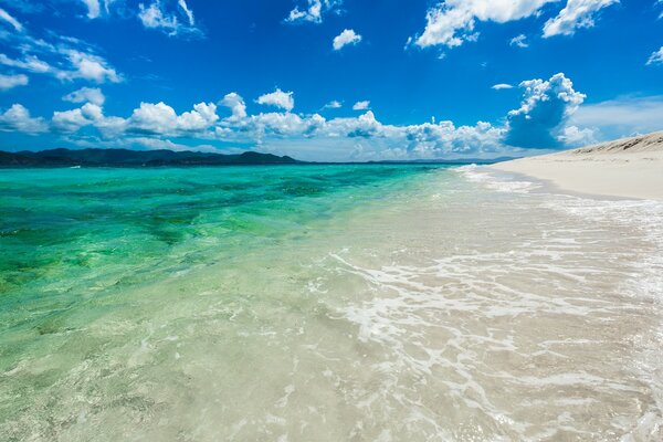 温柔的海浪和碧绿的大海