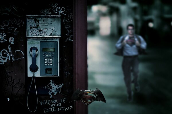 Fotogramma del film, un uomo che corre per strada verso un telefono pubblico