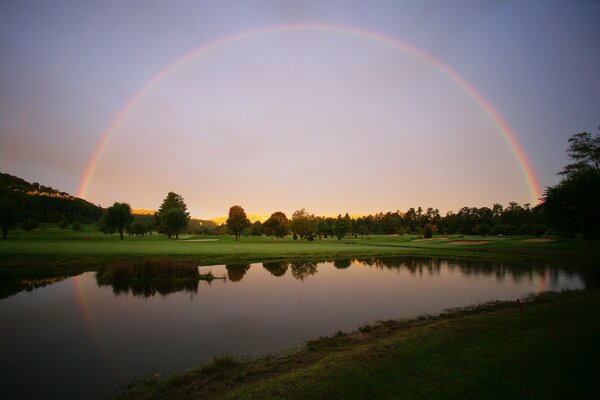 Un arco iris sutil se refleja en el río