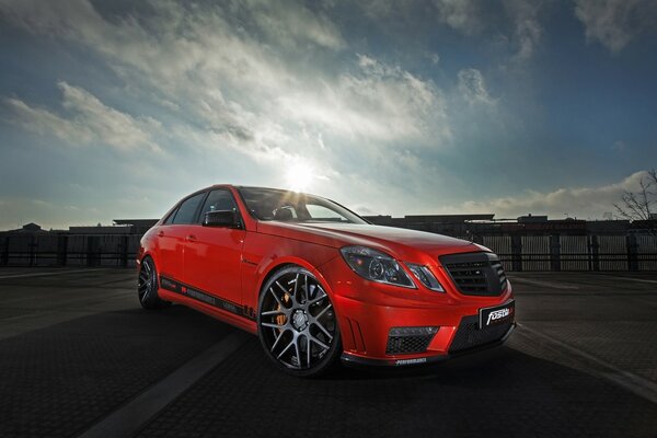 Mercedes vermelho em meio à paisagem urbana