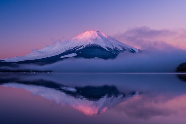 Sommet de la montagne au coucher du soleil, au-dessus de l eau