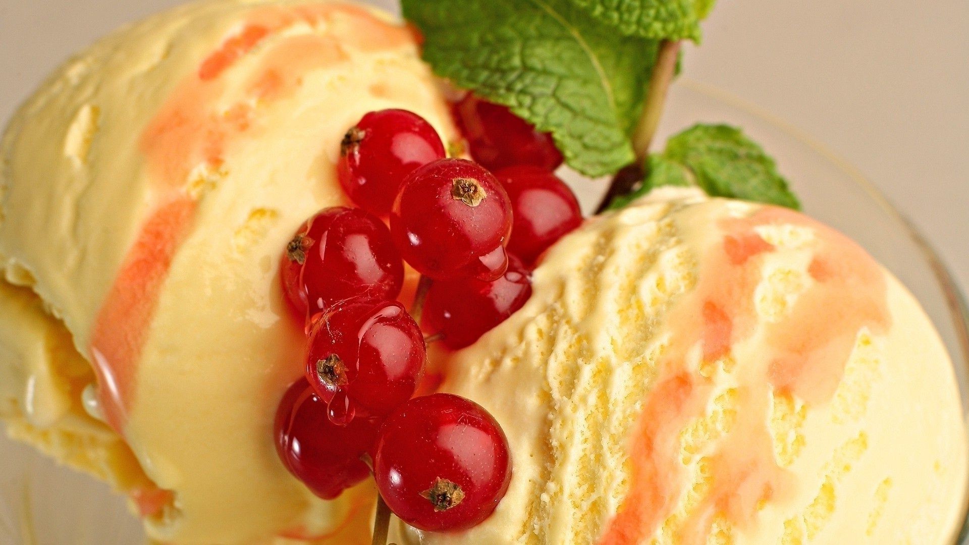 essen & trinken creme lebensmittel süß lecker erdbeere obst cremig erfrischung minze vanille frühstück beere blatt schließen epikur zucker schokolade