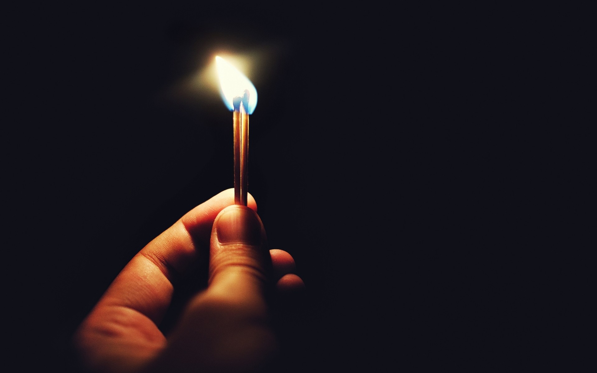 пламя темный дым сожгли свет руки свеча воск сжечь рабочего стола матчи огонь