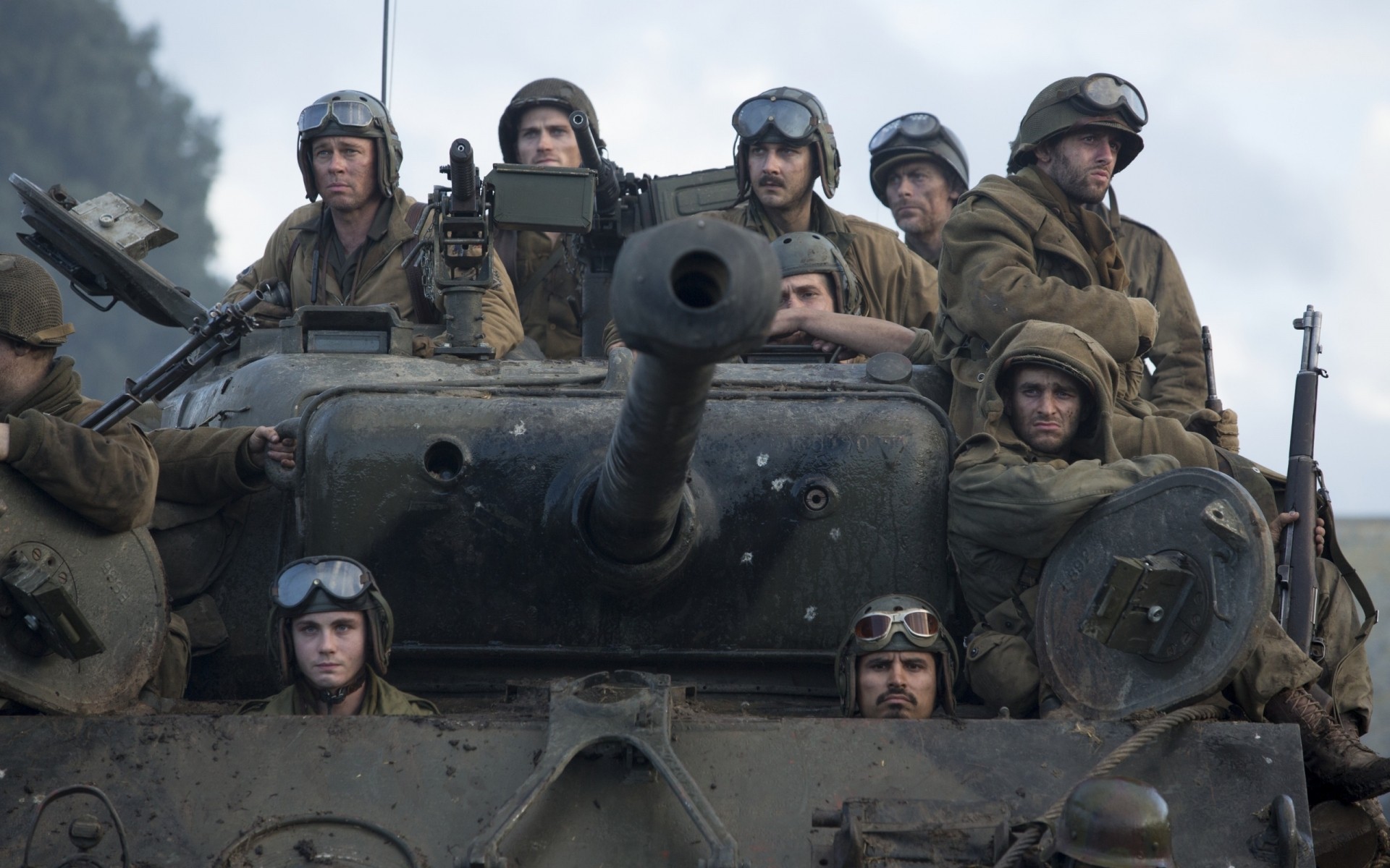 filme militär krieg armee soldat waffe kampf militärfahrzeug pistole tank kampf gruppe maschinengewehr militäruniformen rüstung uniform auto erwachsener mann gewehr wut brad pitt soldaten