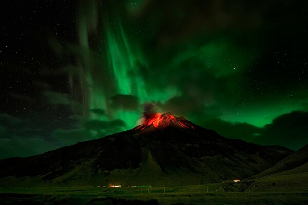 La Aurora boreal y el despertar del volcán