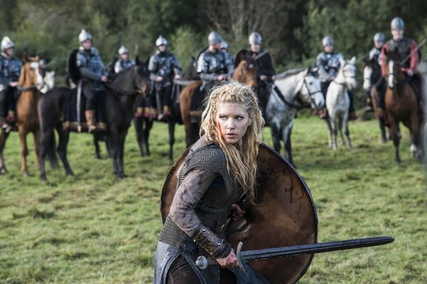 Série Vikings fille avec épée moyen Age bataille