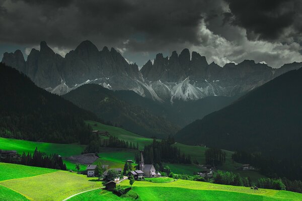 意大利的山脉和即将到来的雨