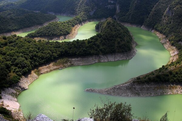 Montañas del río lago verde