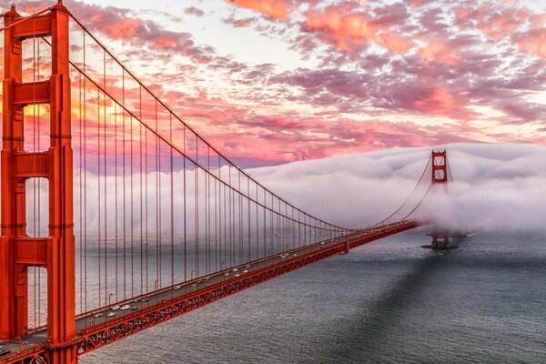 Il ponte rosso sopra la superficie dell acqua va nella nebbia