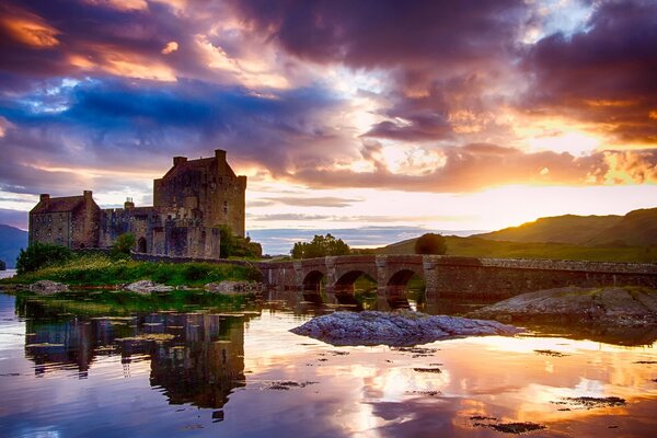 Castillo al atardecer en la orilla del estanque