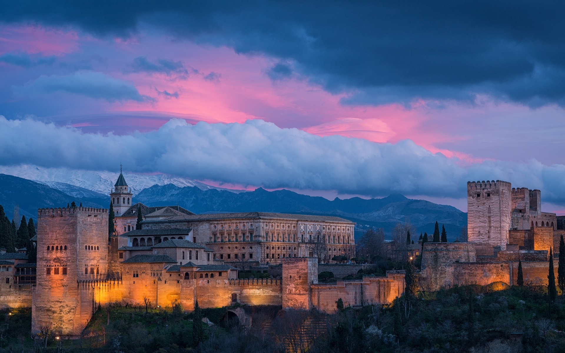 españa arquitectura viajes ciudad castillo noche casa gótico crepúsculo ciudad antiguo al aire libre ciudad cielo puesta de sol torre fortaleza antigua fortificación punto de referencia alhambra noche