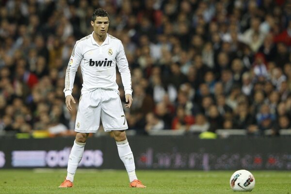 Ronaldo allo stadio in uniforme bianca