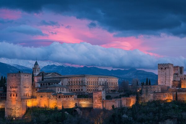 Eine alte spanische Stadt unter den Wolken