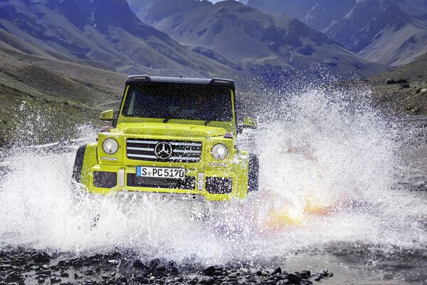 Weißer Mercedes im weißen Nebel