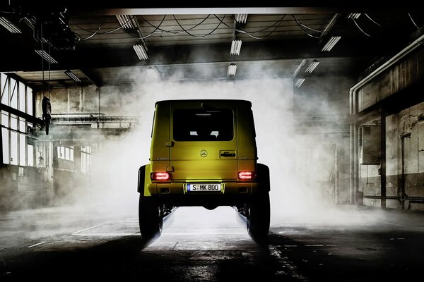 Vue de voiture jaune avec zadi dans le garage