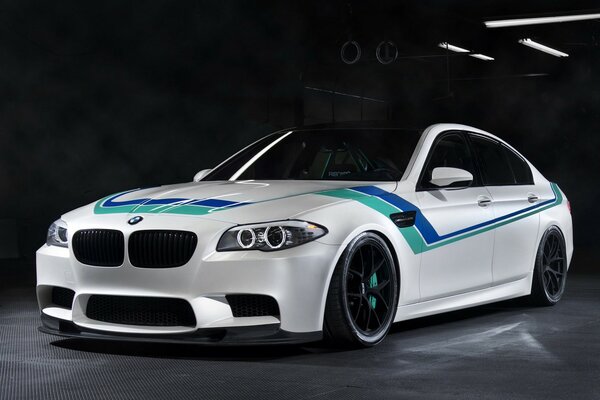 Coche blanco con rayas azules y verdes