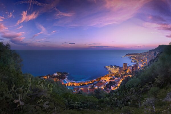 La ciudad turística al atardecer brilla con luces amarillas