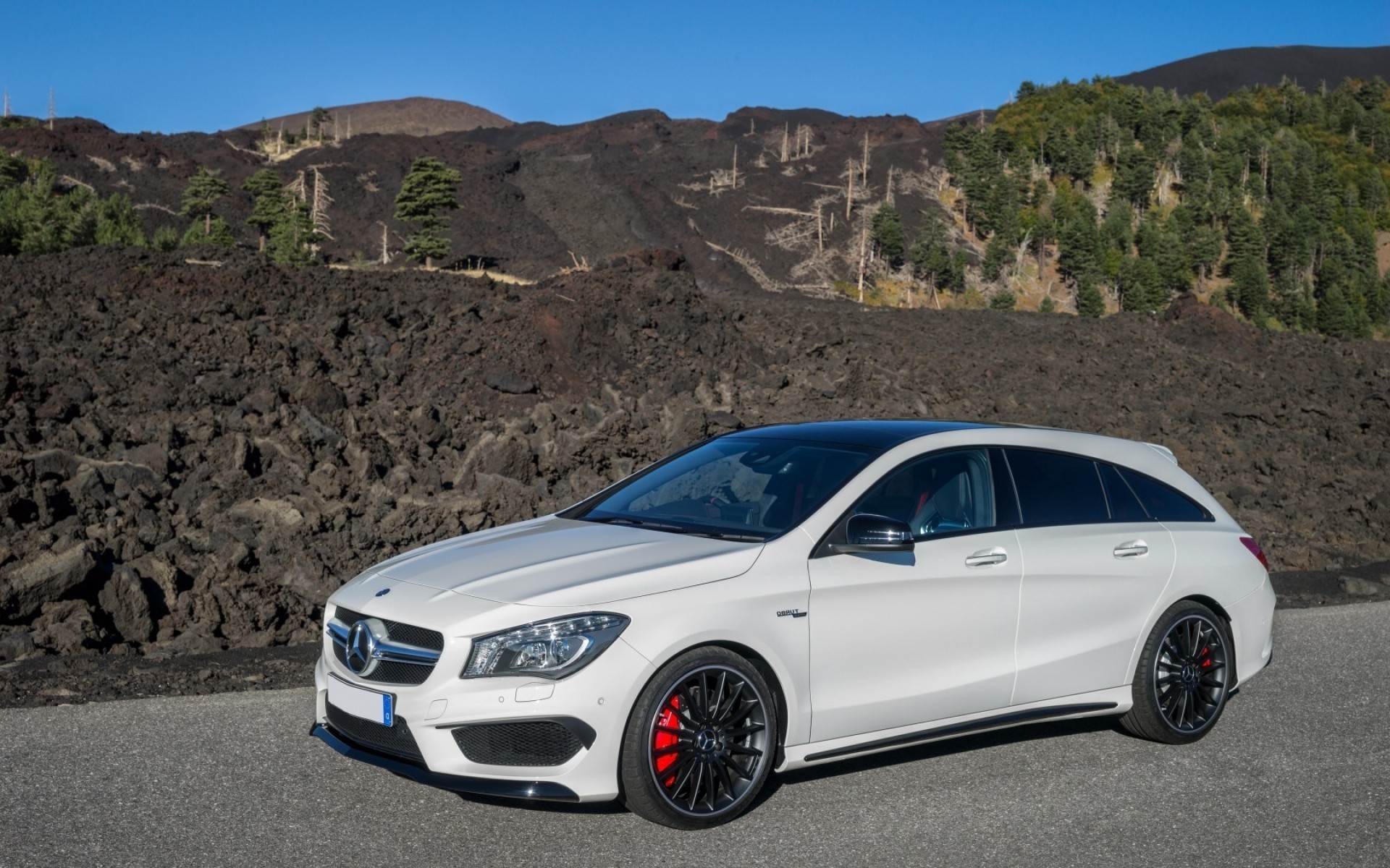 mercedes-benz voiture voiture midi noir trottoir système de transport dépêchez-vous mercedes cla 45 amg