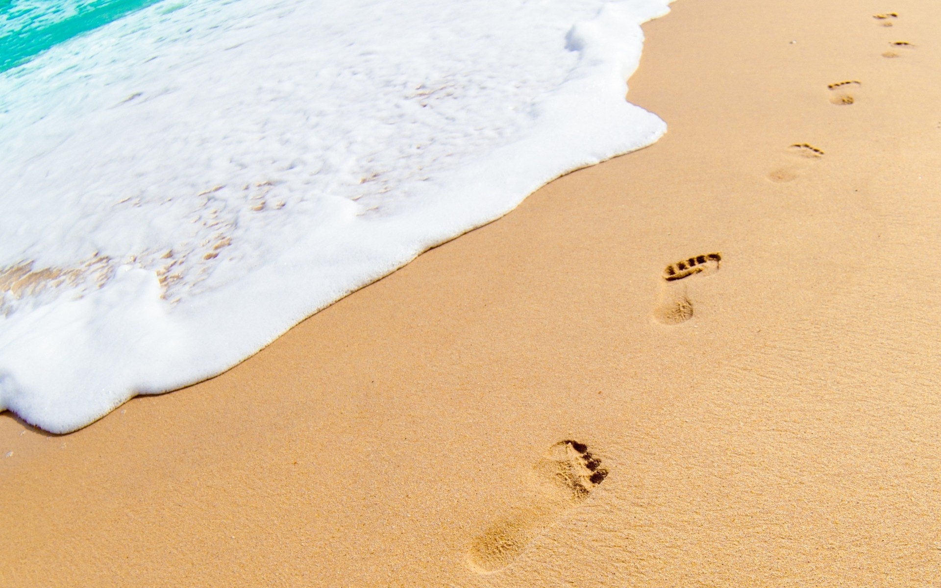 sommer sand strand fußabdruck meer reisen fußstütze brandung wüste düne wasser schaum urlaub gutes wetter ufer füße im freien fußabdrücke meer