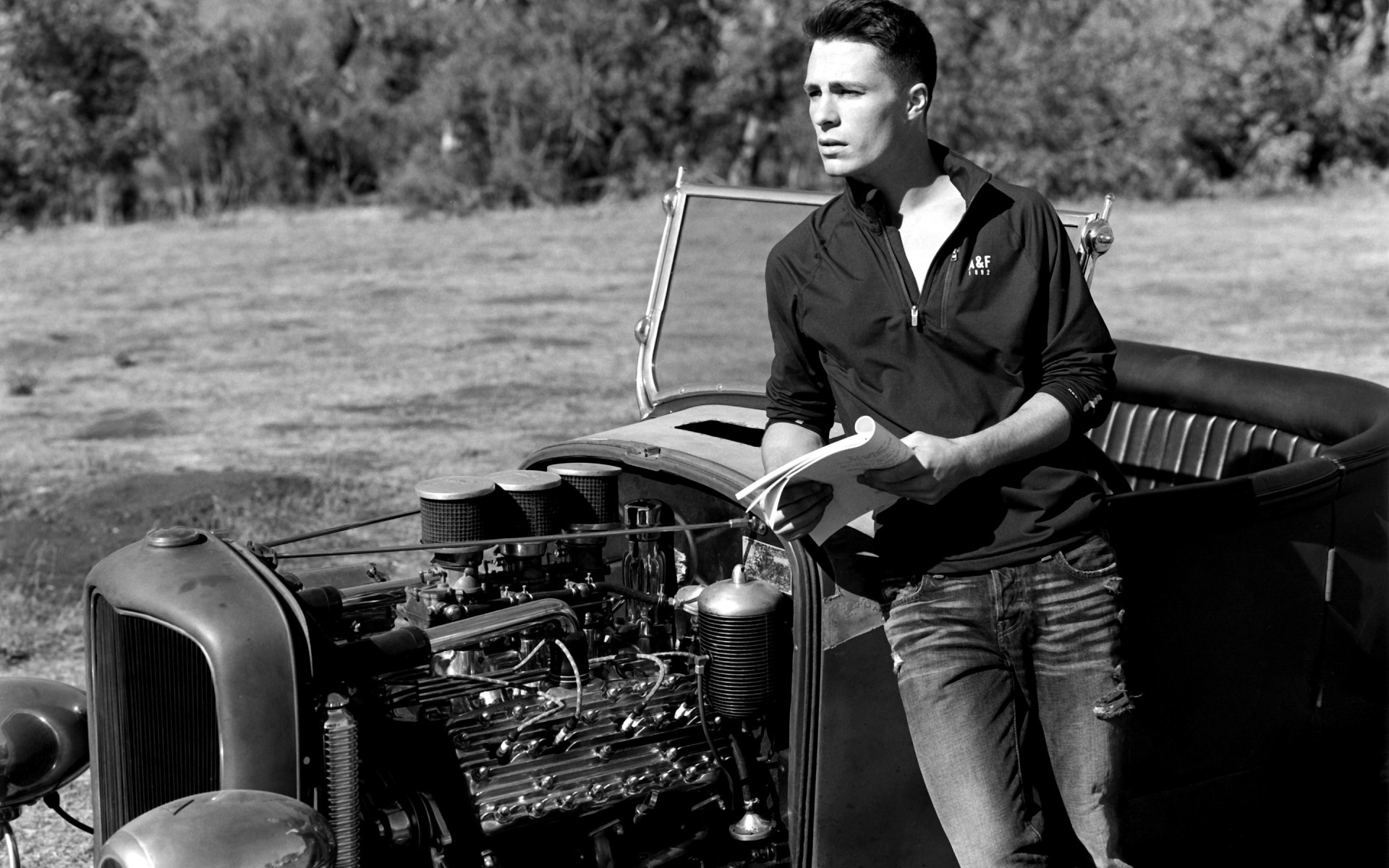 hombre coche adulto hombre solo sistema de transporte coche monocromo retrato colton haynes actor modelo