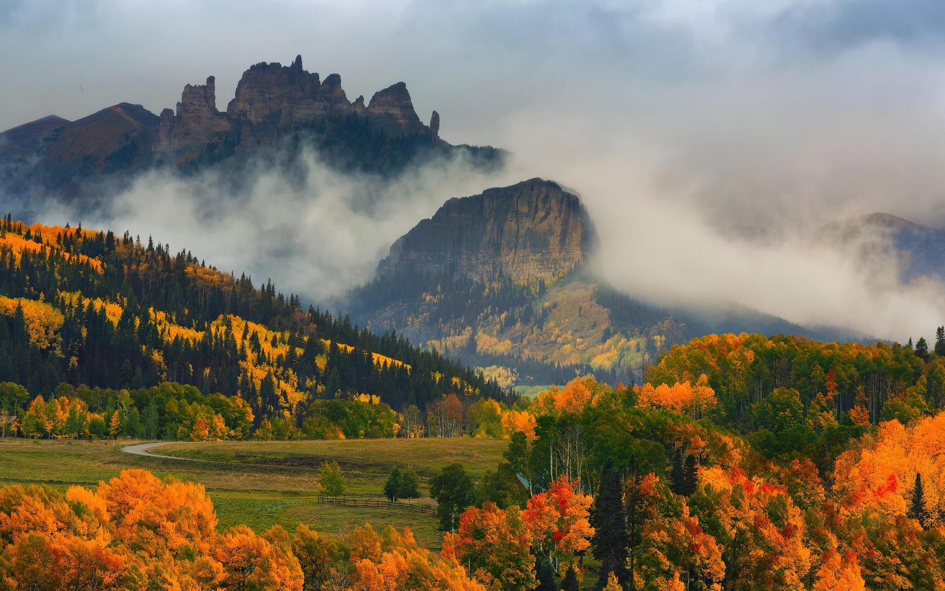 automne automne à l extérieur paysage nature voyage montagnes bois arbre ciel scénique lumière du jour feuille brouillard coucher de soleil aube couleurs d automne colorado montagnes