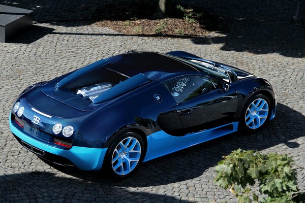 Vista posteriore della nuova Bugatti blu