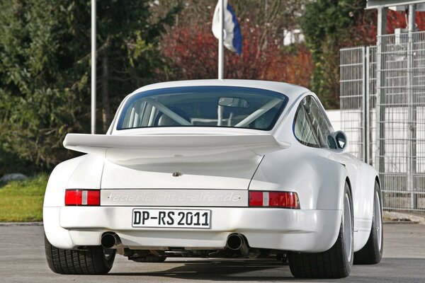 Voiture blanche avec roues larges