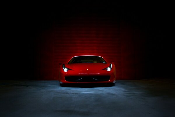 Voiture rouge dans le garage sur fond