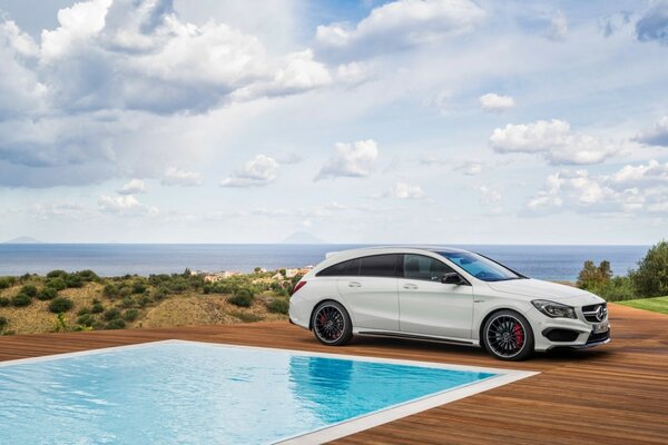 Auto und Natur. Mercedes-Benz auf dem Hintergrund von Meer und Himmel