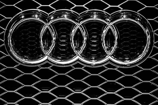 Logotipo de Audi en la parrilla