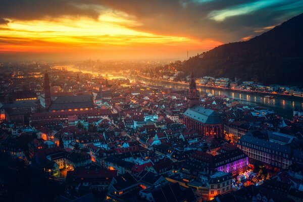 Düstere Stadt Deutschland am Abend