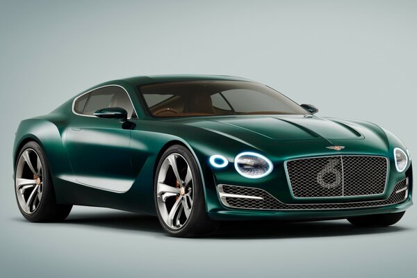 A roda da Bentley é grande e a luz sóbria é muito verde