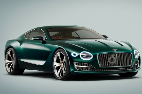 Bentley in tekerleği büyük ve ayık bir ışıkta çok yeşil