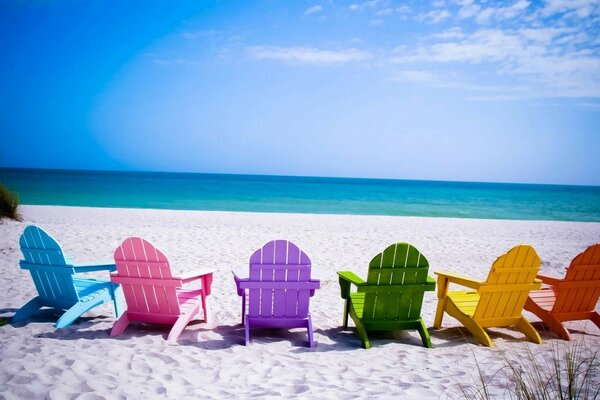 Chaises lumineuses sur la plage tropicale