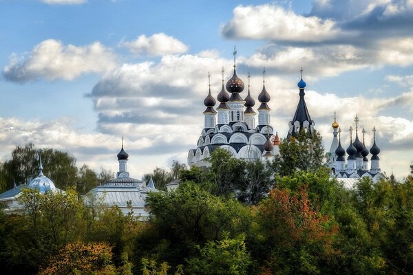 Cúpulas de la iglesia contra las nubes