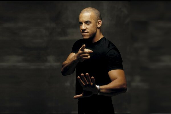 Vin Diesel sobre fondo negro