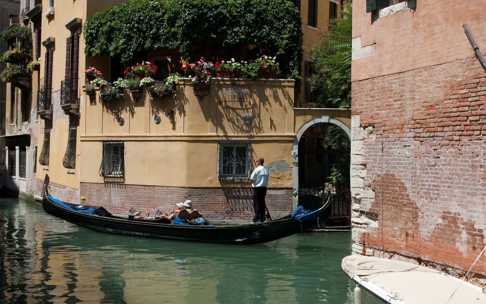 itália canal gôndolas veneziano água viagens barco gondoleiro arquitetura casa turismo lagoa casa cidade férias embarcações cidade veneza