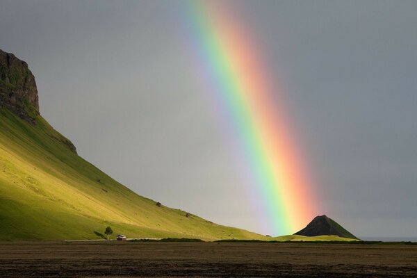 Arcobaleno su uno sfondo di cielo accigliato