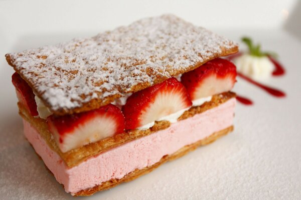 Ein Stück leckeren Kuchen mit Erdbeeren