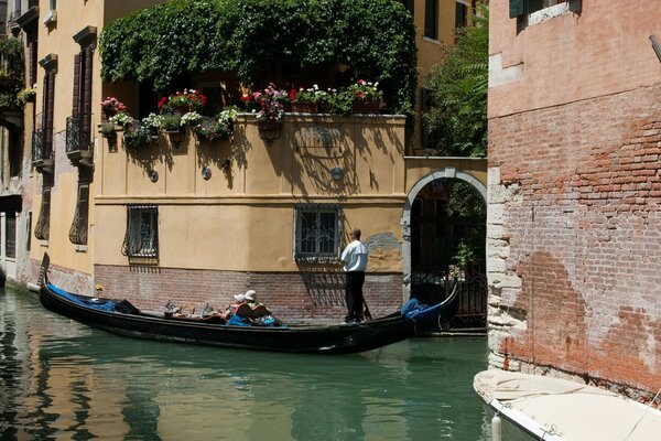 Italien ein Venezianer auf einer Gondel