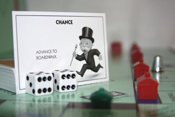 Monopoly-Feld mit Karte und Knochen